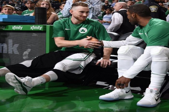 Dua pemain anyar Boston Celtics, Gordon Hayward (kiri) dan Kyrie Irving (kanan), melakukan debut saat melawan Charlotte Hornets pada laga preseason NBA, Senin (2/10/2017) waktu Amerika Serikat.