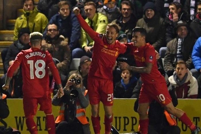 Gelandang Liverpool FC, Lucas Leiva (tengah), merayakan gol yang dia cetak ke gawang Plymouth Argyle dalam laga ronde ketiga Piala FA di Stadion Home Park, Plymouth, Inggris, 18 Januari 2017.