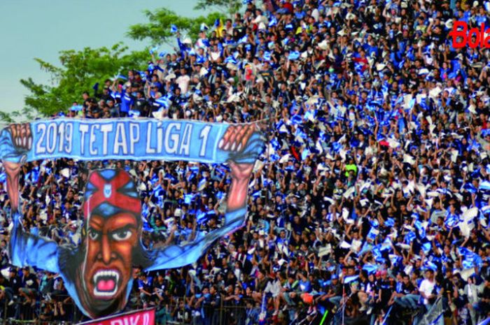 Koreo suporter PSIS Semarang saat laga melawan Persib Bandung di Stadion Moch Soebroto, Magelang, Minggu (18/11/2018).