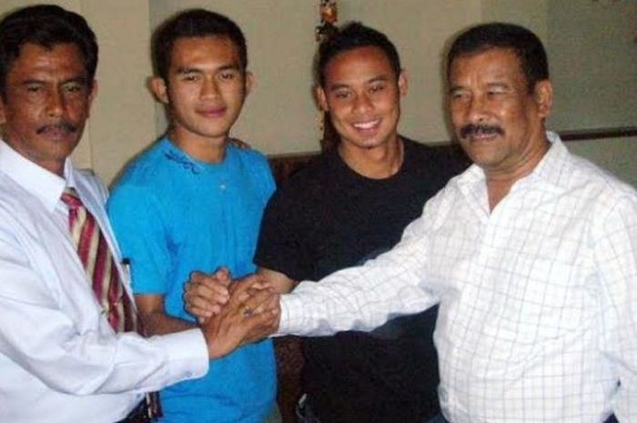 Almarhum H Jaja Sutarja (kiri) memperkenalkan Airlangga Sutjipto dan Atep sebagai bagian dari Persib bersama H Umuh Muchtar pada musim 2008-2009. Kala itu, Jaja menjadi manajer Persib dan Umuh adalah wakilnya.