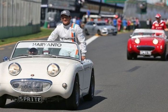 Pebalap Manor Racing asal Indonesia, Rio Haryanto, ketika mengikuti para pebalap F1 di Sirkuit Melbourne Grand Prix, Albert Park, Australia, Minggu (20/3/2016).