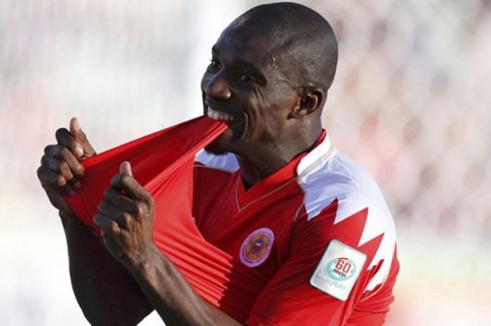 Penyerang naturalisasi Bahrain, Jaycee John merayakan gol saat membela timnas negeri barunya. 