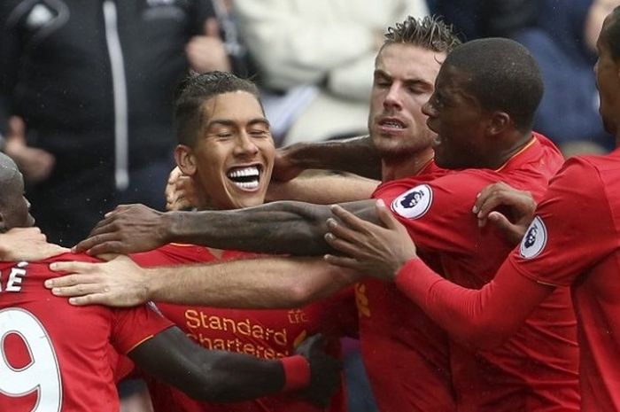 Para pemain Liverpool bersuka cita seusai Roberto Firmino (kedua dari kiri), membobol gawang Swansea City dalam laga Premier League di Stadion Liberty, Sabtu (1/10/2016).