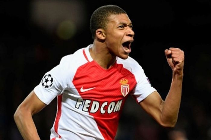 Penyerang AS Monaco, Kylian Mbappe, merayakan golnya ke gawang Manchester City dalam duel leg 2 babak 16 besar Liga Champions di Stadion Etihad, Manchester, Inggris pada 21 Februari 2017.