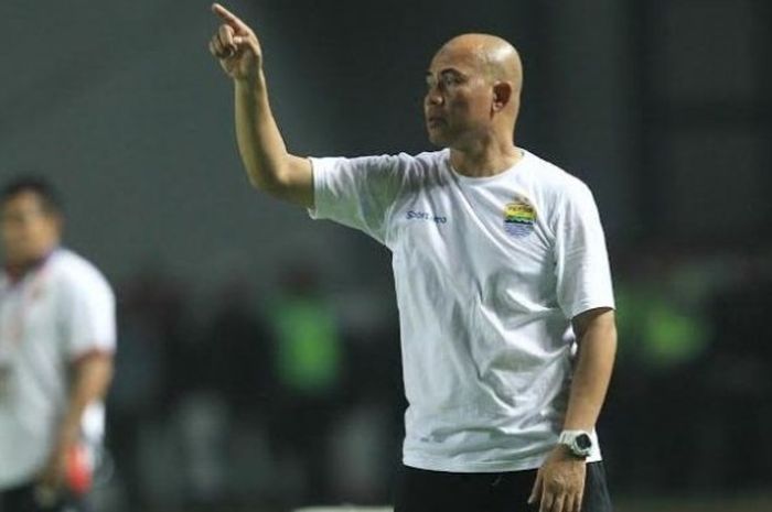 Pelatih caretaker Persib, Herrie 'Jose' Setiawan menunjuk anak asuhnya saat memberikan instruksi saat timnya menjamu Mitra Kukar di Stadion GBLA, Kota Bandung, Sabtu (18/6/2016) malam. 