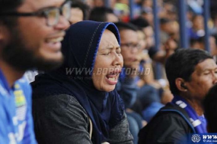 Ibu-ibu yang greget saat menyaksikan laga Persib Vs Madura United, Kamis (19/10/17) di Stadion Si Jalak Harupat.
