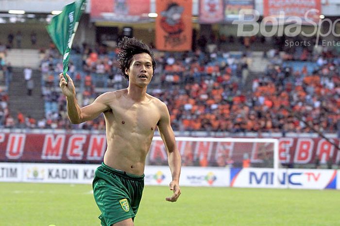 Striker Persebaya Surabaya, Rishadi Fauzi, melakukan selebrasi seusai mencetak gol ke gawang Borneo FC pada laga Piala Gubernur Kaltim 2018 di Stadion Palaran Samarinda, Kalimantan Timur, Minggu (03/04/2018) sore.