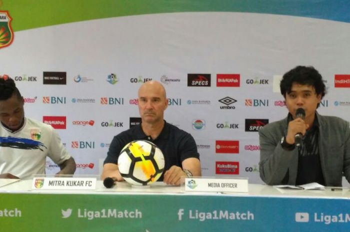 Pelatih dan pemain Mitra Kukar, Rafael Berges serta Mauricio Leal dalam sesi jumpa pers sebelum di Stadion PTIK, Rabu (16/5/2018).