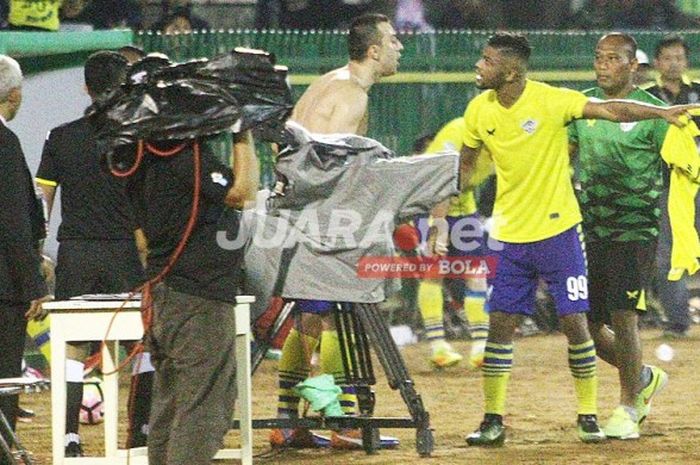 Bek Persegres Gresik United, Goran Gancev, dibujuk rekan setimnya, Patrick da Silva dan asisten pelatih Persegres, Suwandi H.S untuk kembali bermain melanjutkan pertandingan. Persegres dikalahkan Persib pada laga Liga 1 di Stadion Petrokimia Gresik, Rabu (4/5/2017).