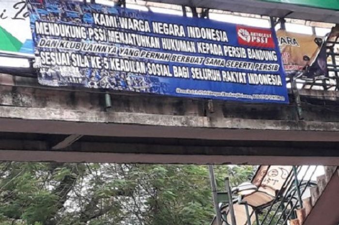 Spanduk yang berisi pesan kepada PSSI dan dipasang oleh diduga suporter Persib, bobotoh di JPO  Masjid Agung Ukhuwwah, Bandung, Rabu (17/10/2018).