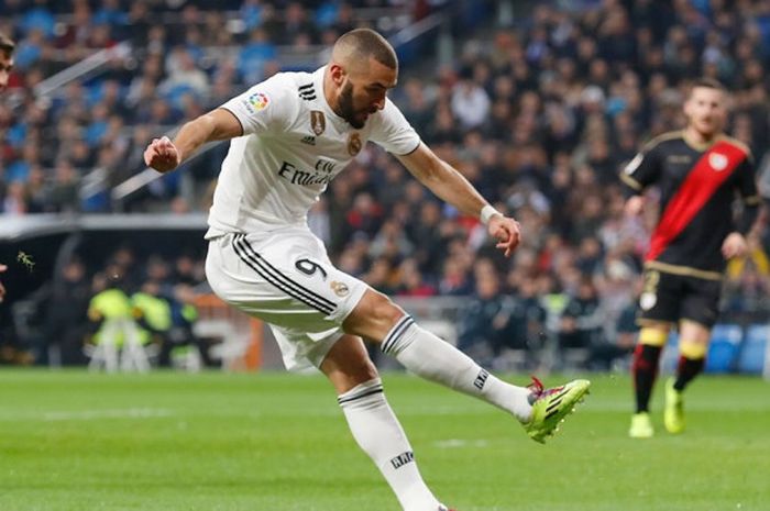 Penyerang Real Madrid, Karim Benzema, mencetak gol ke gawang Rayo Vallecano dalam laga Liga Italia di Stadion Santiago Bernabeu, Madrid pada 15 Desember 2018.