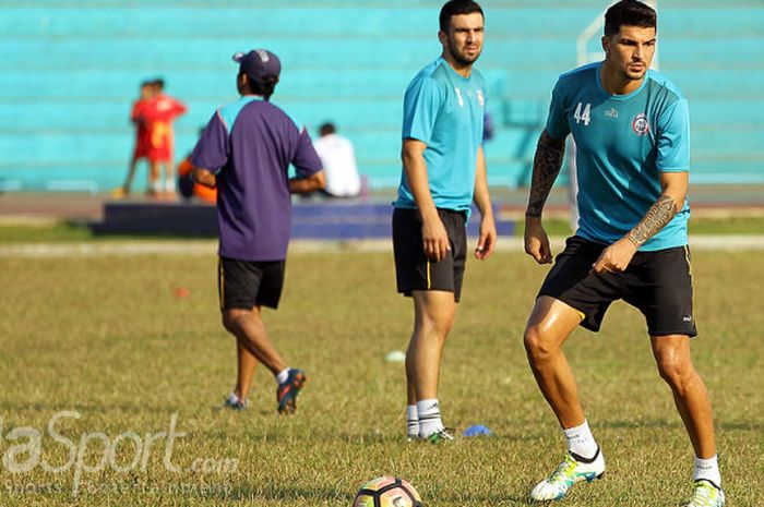 Bek Arema FC, Arthur Cunha, saat mengikuti latihan tim di lapangan Dirgantara Malang, Jawa Timur (07/08/2017).