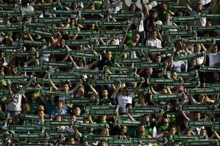 Ribuan suporter mengenang tragedi kecelakaan pesawat yang merenggut nyawa mayoritas pemain Chapecoense. Aksi respek ini dilakukan di markas klub, Arena Conda, Chapeco, Brasil, 30 November 2016.