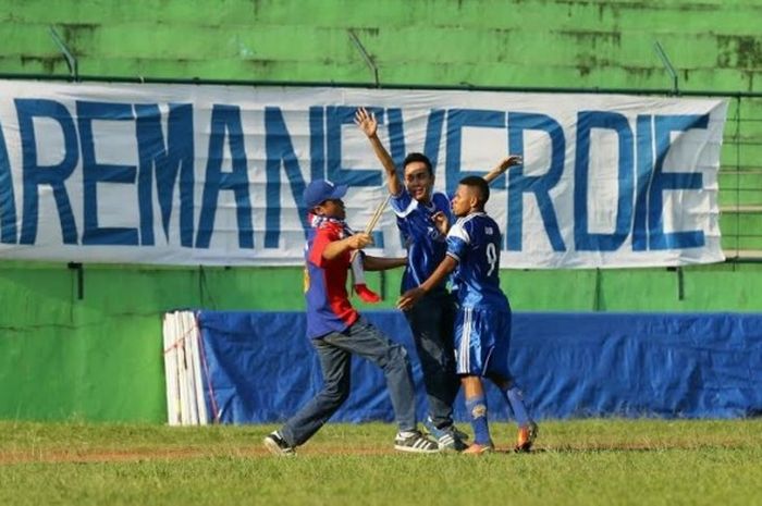 Dua Aremania menyambut penyerang Arema Indonesia, Daud Ivan Karbo (kanan) seusai mencetak gol ke gawang Blitar Poetra pada laga Grup E Liga 3 Jawa Timur musim 2017 di Stadion Gajayana, Kota Malang, Rabu (17/5/2017).