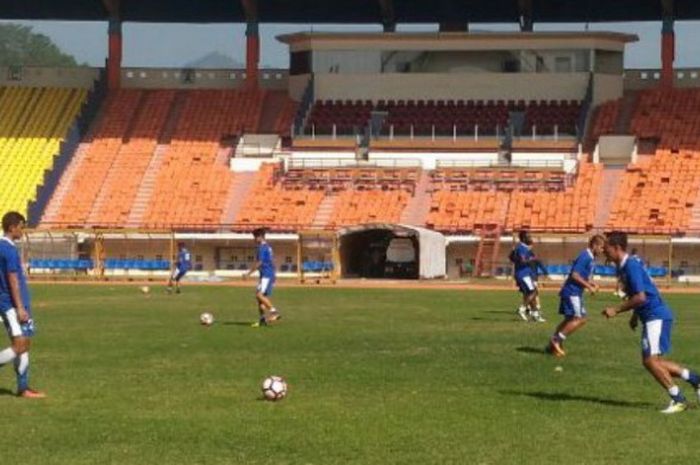 Para pemain Persib Bandung menjalani latihan sesi pagi di Stadion Si Jalak Harupat, Kabupaten Bandung pada 3 Agustus 2017. 