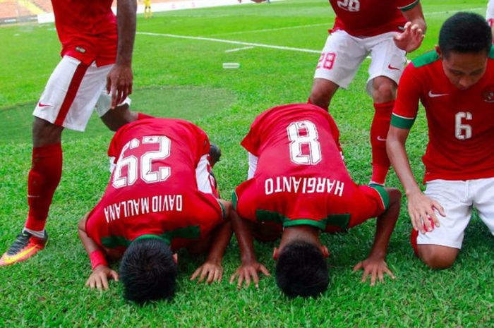 Trio timnas U-22 Indonesia, Septian David Maulana bersama Hargianto dan Evan Dimas merayakan gol skuat Garuda Muda ke gawang Thailand dengan sujud syukur di Stadion Shah Alam, Selangor, 15 Agustus 2017. 