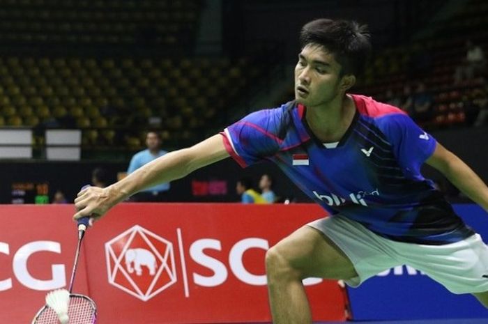 Pebulu tangkis tunggal putra Indonesia, Panji Ahmad Maulana, sedang mengembalikan kok dari pemain Thailand, Khosit Phetpradab pada babak pertama Thailand Terbuka yang berlangsung di Nimibutr Stadium, Bangkok, Rabu (5/10/2016).