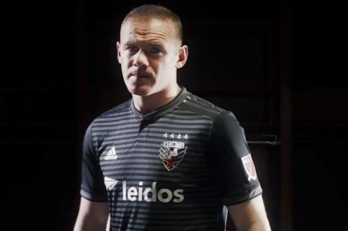 Pose Wayne Rooney saat diperkenalkan klub barunya, DC United, lewat dalam sebuah video yang diunggah pada Kamis (28/6/2018), 