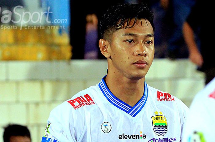 Pemain belakang Persib Bandung, M. Al Amin Syukur Sabillah, memasuki lapangan menjelang dimulainya laga melawan Arema FC pada pekan keempat Liga 1 2018 di Stadion Kanjuruhan Kabupaten Malang, Jawa Timur, Minggu (15/04/2018) malam.