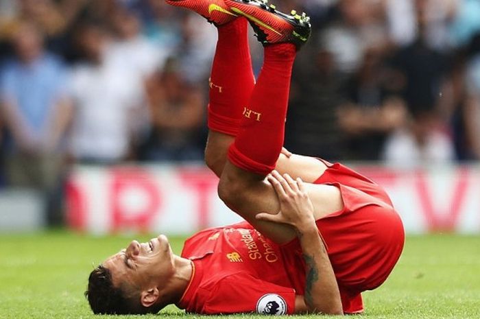 Gelandang serang Liverpool, Philippe Coutinho, meringis kesakitan karena cedera dalam partai Premier League lawan Tottenham Hotspur di Stadion White Hart Lane, London, 27 Agustus 2016.