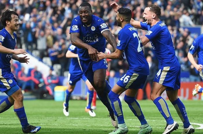 Kapten Leicester City, Wes Morgan, selebrasi usai mencetak gol ke gawang Southampton pada Minggu (3/4/2016)