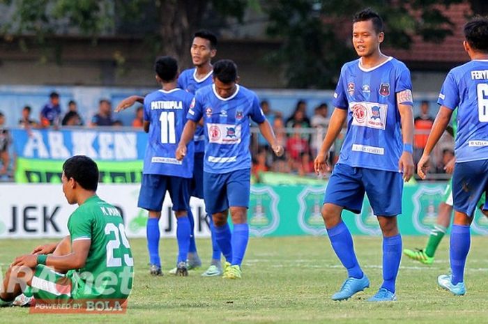 Pemain Persigo Semeru FC (biru) merayakan kemenangan mereka atas Persekap Kota Pasuruan di akhir laga lanjutan Liga 2 di Stadion Untung Suropati Pasuruan, Jawa Timur (22/05/2017) Senin sore.