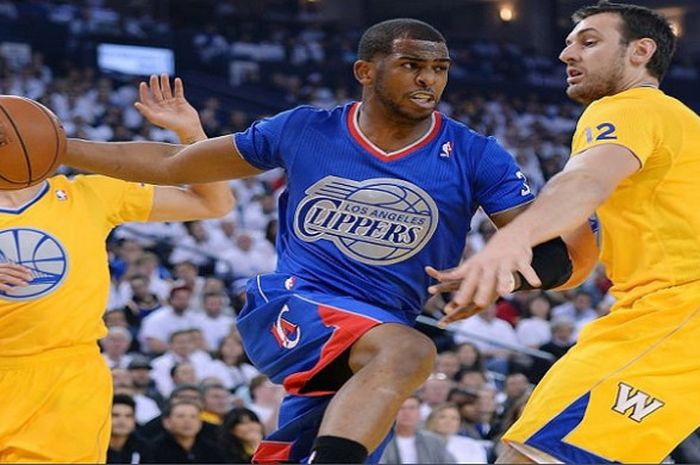 Chris Paul (baju biru) saat masih membela Los Angeles Clippers di ajang NBA.