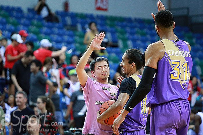 Manajer CLS Knights Indonesia, Christopher Tanuwidjaja (kiri), bersalaman dengan pemainnya seusai pertandingan kontra Singapore Slingers di ajang ABL 2018 lalu.