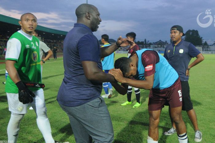 Pelatih Barito Putera, Jacksen F Tiago, bersalaman dengan pemain PSM Makassar usai laga, Senin (16/4/2018).