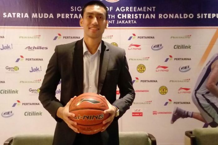 Christian Ronaldo Sitepu berpose seusai penandatanganan kontrak baru berdurasi dua tahun dengan Satria Muda Pertamina Jakarta di Fairmont Jakarta, Sabtu (14/10/2017).