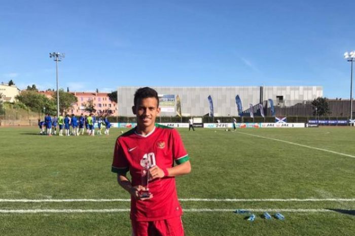 Egy Maulana Vikri menerima penghargaan Jouer Revelation Trophee, di Turnamen Toulon, Prancis (7/6/2017)