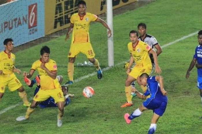 Bek Sriwijaya, Ahmad 'Jupe' Jufriyanto (dua dari kiri) terlihat di dadanya tanpa lencana klubnya saat mencoba menghadang tendangan penyerang Persib, Tantan, di Stadion Si Jalak Harupat, Kab Bandung, Sabtu (30/4/2016). 