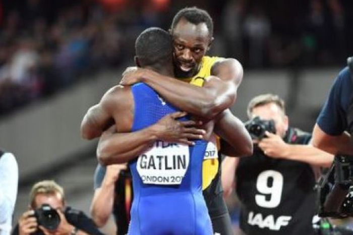 Usain Bolt memeluk Justin Gatlin. 