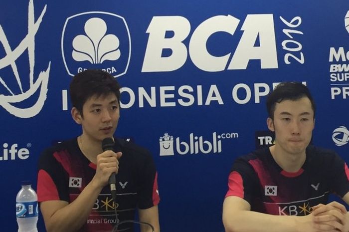Pasangan ganda putra Korea Selatan, Lee Yong-dae/Yoo Yeon-song menghadiri konferensi pers setelah memenangi babak final BCA Indonesia Open Superserier Premier 2016 di Istora Gelora Bung Karno, Senayan, Jakarta, Minggu (5/6/2016).