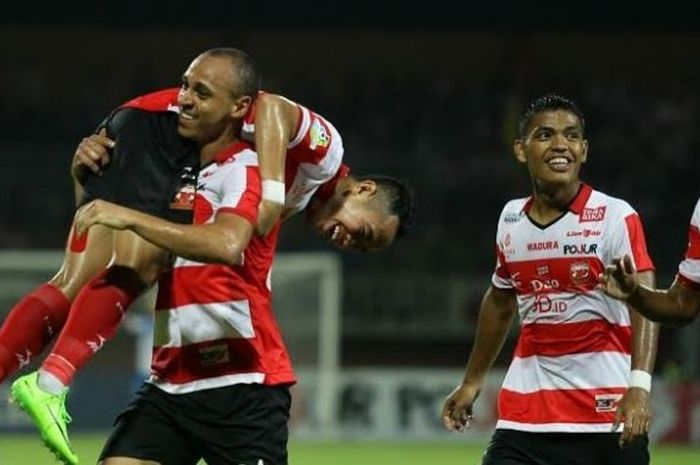 Penyerang Madura United, Peter Odemwingie menggotong Slamet Nurcahyo untuk merayakan golnya ke gawang Perseru Serui pada pekan kelima Liga 1 musim 2017 di Stadion Gelora Ratu Pamelingan, Pamekasan, Senin (8/5/2017). 