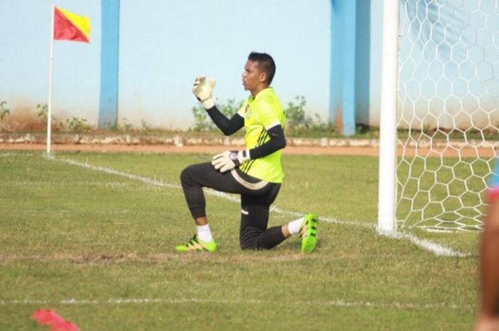 Kiper PSBL Langsa, Zulbahra saat timnya dijamu Pro Duta FC pada laga pertama Grup 1 Liga 2 musim 2017 di Stadion Cendrawasih, Jakarta Barat, 24 April 2017. 