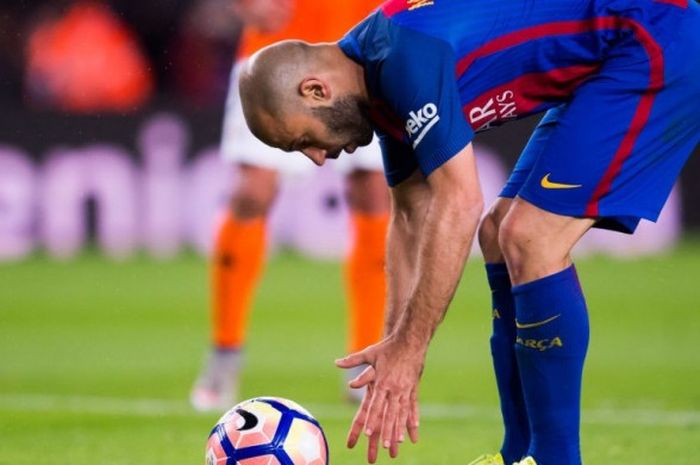 Pemain FC Barcelona, Javier Mascherano, bersiap mengeksekusi penalti dalam pertandingan La Liga kontra Osasuna di Stadion Camp Nou, Barcelona, Spanyol, pada 26 April 2017.