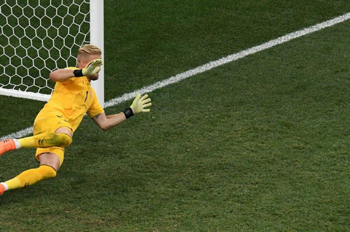 Kiper Denmark, Kasper Schmeichel, melakukan penyelamatan dalam laga babak 16 besar Piala Dunia 2018 