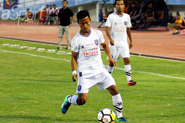 Aksi gelandang PSPS Riau, Rendi Saputra, saat melawan Persis Solo dalam laga lanjutan Grup Barat Liga 2 2018 di Stadion Manahan, Minggu (29/4/2018).