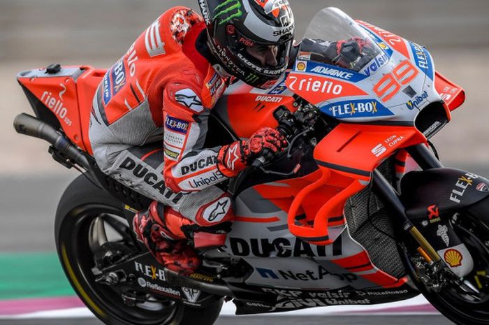 Pebalap Ducati, Jorge Lorenzo, menggeber motor Desmosedici GP18 saat mengikuti tes pramusim di Sirkuit Losail, Doha, Qatar,  pada tanggal 3 Maret 2018.