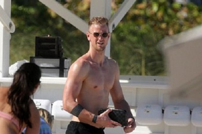 Kiper West Ham United, Joe Hart tampak sedang berlibur di kawasan pantai Miami, Florida, Minggu (18/3/2018).