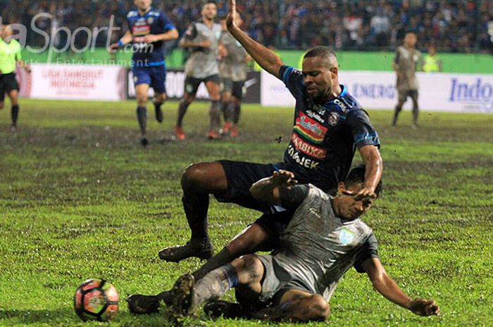 Penyerang Arema FC, Thiago Furtuoso, berebut bola dengan pemain Persela Lamongan dalam laga Piala Presiden 2018 di Stadion Gajayana, Kota Malang, Sabtu (20/1/2018) malam.