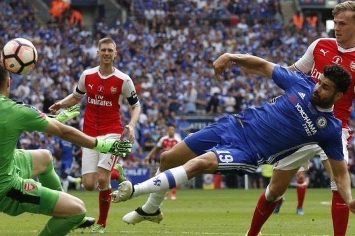 Kiper Arsenal, David Ospina (kiri), memblok tembakan yang dilepaskan striker Chelsea, Diego Costa, dalam laga final Piala FA di Stadion Wembley, London, Inggris, 27 Mei 2017.