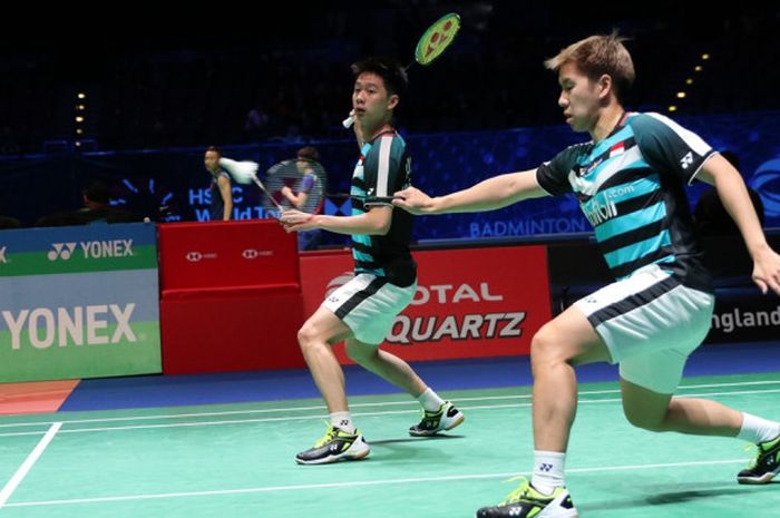 Pasangan ganda putra nasional Indonesia, Marcus Fernaldi Gideon/Kevin Sanjaya Sukamuljo, mengembalikan kok dari lawan mereka, Chen Hung Ling/Wang Chi-Lin (Taiwan), pada babak perempat final turnamen All England Terbuka 2018 di Arena Birmingham, Birmingham, Inggris, Jumat (16/3/2018). 