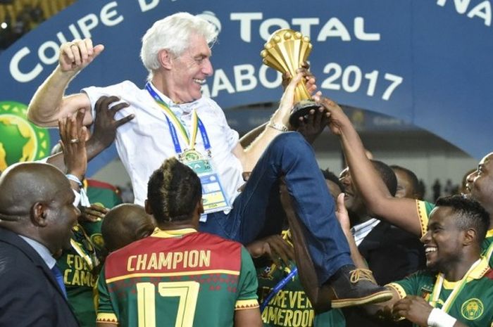 Pelatih tim nasional Kamerun, Hugo Broos (atas), diarak para pemain setelah berhasil meraih gelar juara Piala Afrika 2017 seusai mengalahkan Mesir di partai final di Stadion d'Angondje, Libreville, Gabon pada Minggu (5/2/2017).