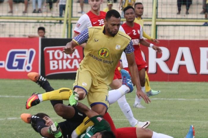 Aksi striker Barito Putera, Luiz Carlos Junior, saat timnya kalah 1-2 dari PSM Makassar di Stadion 17 Mei, Banjarmasin, Sabtu (1/10/2016). Satu golnya dalam laga ini membuat dia memimpin daftar top scorer sementara TSC dengan 14 gol.