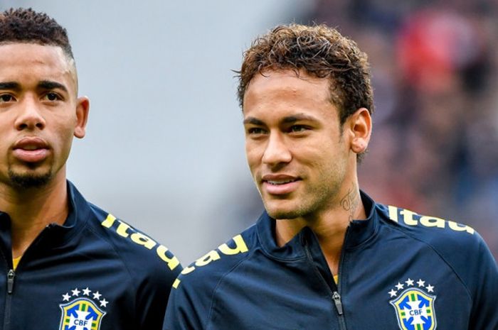 Striker Brasil, Neymar (kanan), berdiri dekat Gabriel Jesus menjelang dimulainya laga persahabatan kontra Jepang di Stadion Pierre Mauroy, Villeneuve d'Ascq, Prancis, pada 10 November 2017.