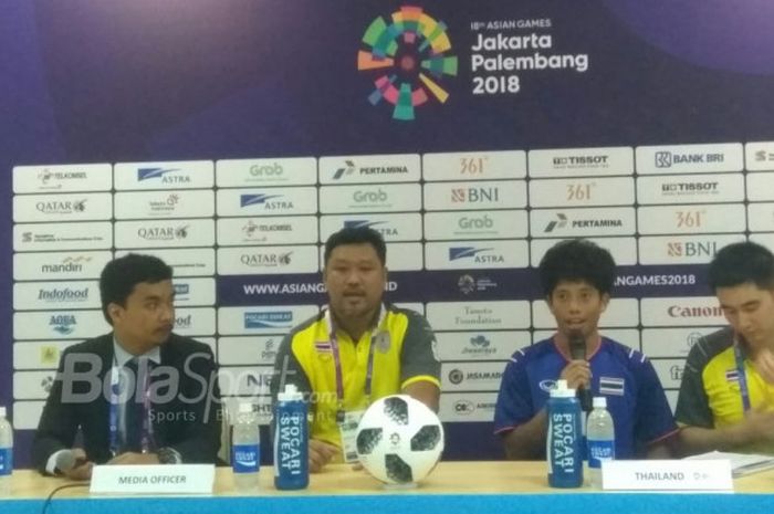 Pelatih dan pemain timnas U-23 Thailand, Worrawoot Srimaka serta Tanasith Siripala saat memberikan keterangan pers seusai laga kontra timnas U-23 Qatar di Stadion Pakansari, Kabupaten, Bogor, Selasa (14/8/2018).