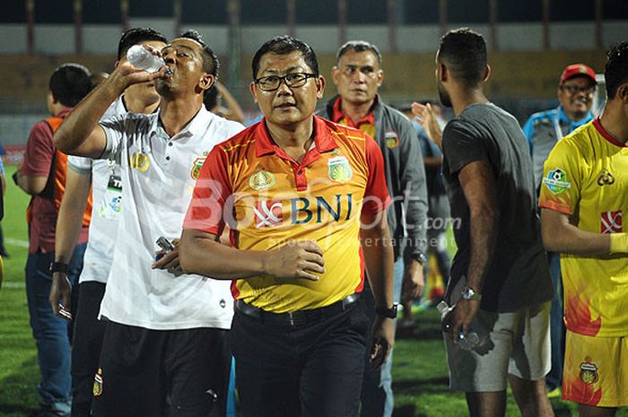 Manajer‎ Bhayangkara FC, ‎AKBP Sumardji, turun ke lapangan untuk merayakan kemenangan timnya atas Madura United dalam laga pekan ke-33  Liga 1 yang berakhir dengan skor 1-3 di Stadion Gelora Bangkalan, Jawa Timur, (08/11/2017).