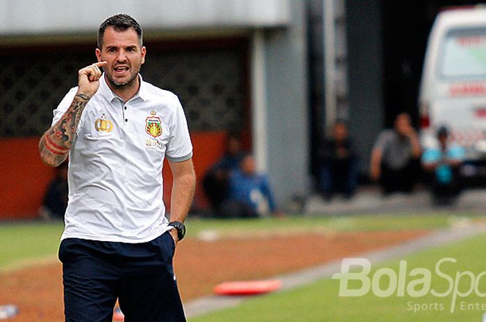 Pelatih Bhayangkara FC, Simon McMenemy, memberi instruksi kepada pemainnya saat melawan PSS Sleman pada uji coba di Stadion Maguwoharjo, Rabu (28/2/2017) sore. 